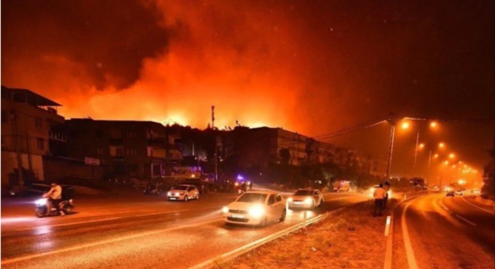 Νέα μεγάλη πυρκαγιά στην Τουρκία - Έκλεισε ο αυτοκινητόδρομος που συνδέει τη Σμύρνη με την Τσεσμέ