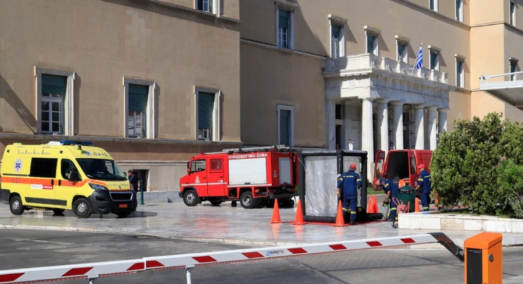 Ύποπτος φάκελος στη Βουλή - Στο σημείο η ΕΜΑΚ, μεγάλη κινητοποίηση των Αρχών Ύποπτος φάκελος στη Βουλή - Στο σημείο η ΕΜΑΚ, μεγάλη κινητοποίηση των Αρχών