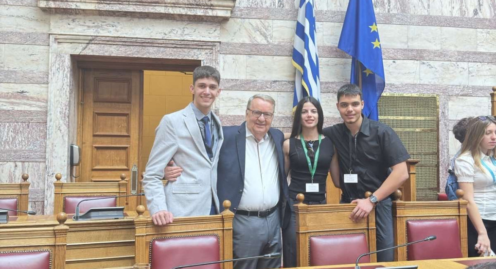 Ο Γιώργος Καρασμάνης παρακολούθησε τις εργασίες της 29ης Συνόδου της Βουλής των Εφήβων στην οποία συμμετείχαν και τρία δικά μας παιδιά από την Πέλλα Ο Γιώργος Καρασμάνης παρακολούθησε τις εργασίες της 29ης Συνόδου της Βουλής των Εφήβων στην οποία συμμετείχαν και τρία δικά μας παιδιά από την Πέλλα