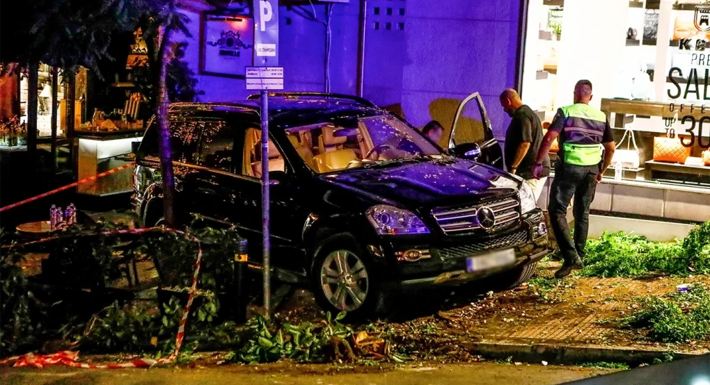 Πώς συνέβη το σοκαριστικό ατύχημα με το τζιπ που έπεσε σε εστιατόριο γεμάτο κόσμο στο Κολωνάκι – Νοσηλεύονται έξι άτομα Πώς συνέβη το σοκαριστικό ατύχημα με το τζιπ που έπεσε σε εστιατόριο γεμάτο κόσμο στο Κολωνάκι – Νοσηλεύονται έξι άτομα