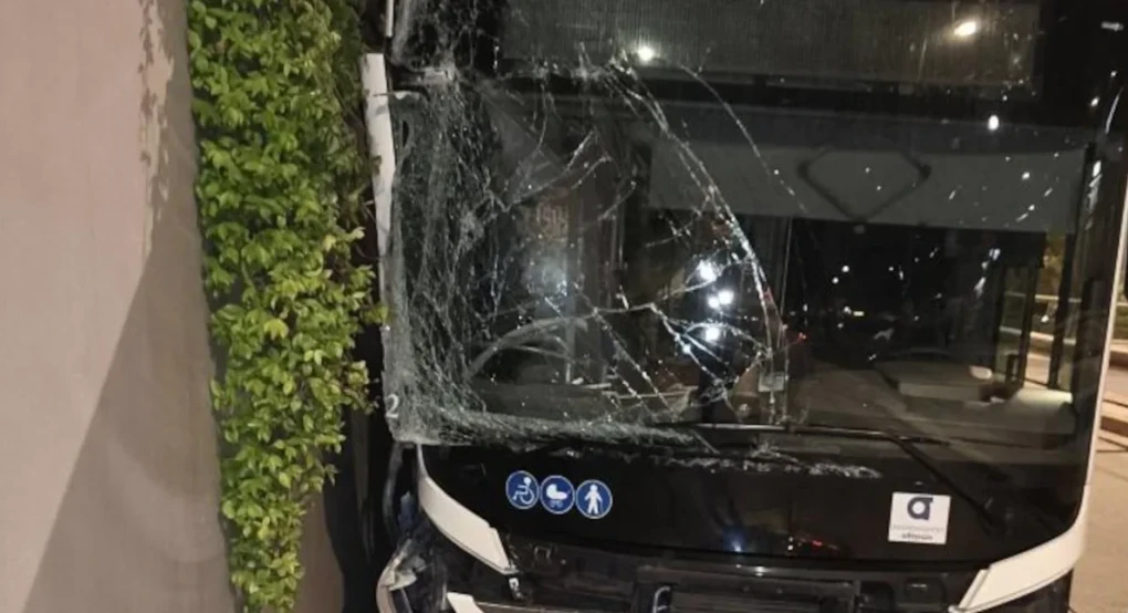 Θρίλερ με «ακυβέρνητo» λεωφορείο στη Λ. Βουλιαγμένης -Διένυσε 150 μέτρα, ξήλωσε κολώνες και πινακίδες