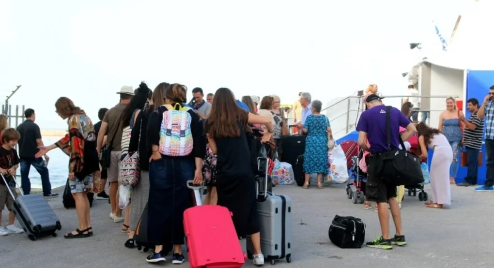 Κανονικά τα ακτοπλοϊκά δρομολόγια από τα λιμάνια του Πειραιά, της Ραφήνας και του Λαυρίου Κανονικά τα ακτοπλοϊκά δρομολόγια από τα λιμάνια του Πειραιά, της Ραφήνας και του Λαυρίου