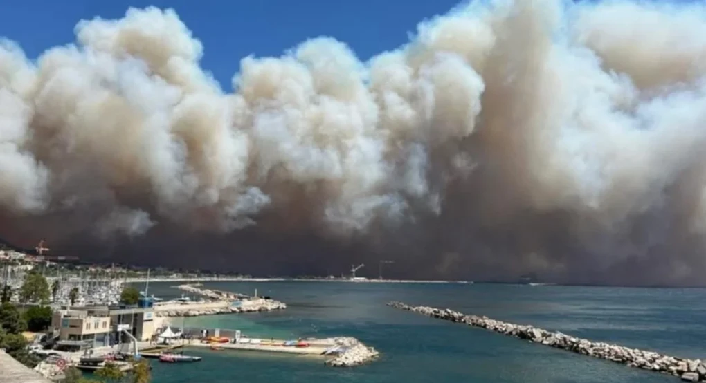 Σκηνές Αποκάλυψης από την πυρκαγιά στη Μασσαλία -Κινείται προς την πόλη, απαγόρευση κυκλοφορίας στους δρόμους Σκηνές Αποκάλυψης από την πυρκαγιά στη Μασσαλία -Κινείται προς την πόλη, απαγόρευση κυκλοφορίας στους δρόμους