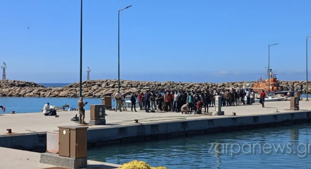 Νέες βάρκες με μετανάστες εντοπίστηκαν σήμερα προς Κρήτη -230 άτομα οδηγήθηκαν στην ακτή Νέες βάρκες με μετανάστες εντοπίστηκαν σήμερα προς Κρήτη -230 άτομα οδηγήθηκαν στην ακτή