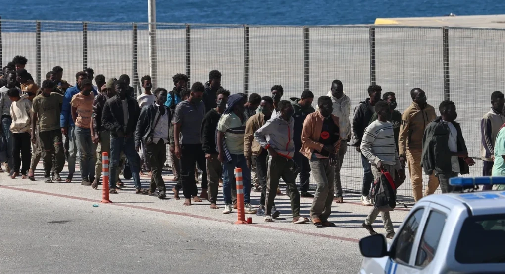 Πλεύρης για μεταναστευτικό: Μείωση επιδομάτων για όσους παίρνουν άσυλο - Στη φυλακή όταν απορρίπτεται η αίτηση Πλεύρης για μεταναστευτικό: Μείωση επιδομάτων για όσους παίρνουν άσυλο - Στη φυλακή όταν απορρίπτεται η αίτηση