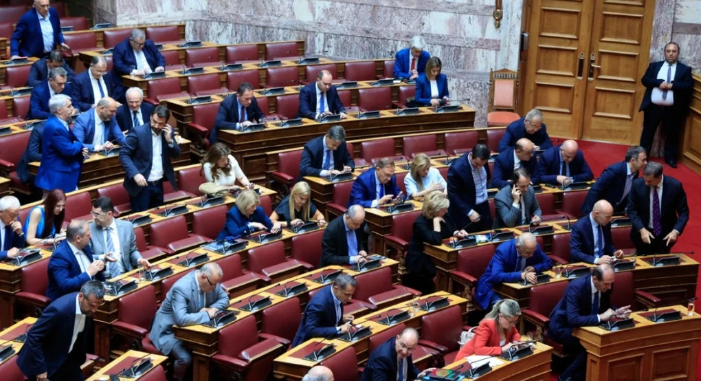 Ψηφίστηκε η τροπολογία για το μεταναστευτικό με 177 «ναι» - Πλεύρης: Τέρμα το παραμύθι με τις μωρομάνες Ψηφίστηκε η τροπολογία για το μεταναστευτικό με 177 «ναι» - Πλεύρης: Τέρμα το παραμύθι με τις μωρομάνες
