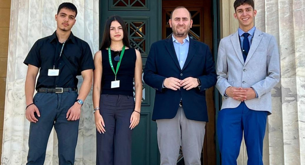 Συνάντηση Λάκη Βασιλειάδη με τους «Βουλευτές των Εφήβων» της Πέλλας Συνάντηση Λάκη Βασιλειάδη με τους «Βουλευτές των Εφήβων» της Πέλλας