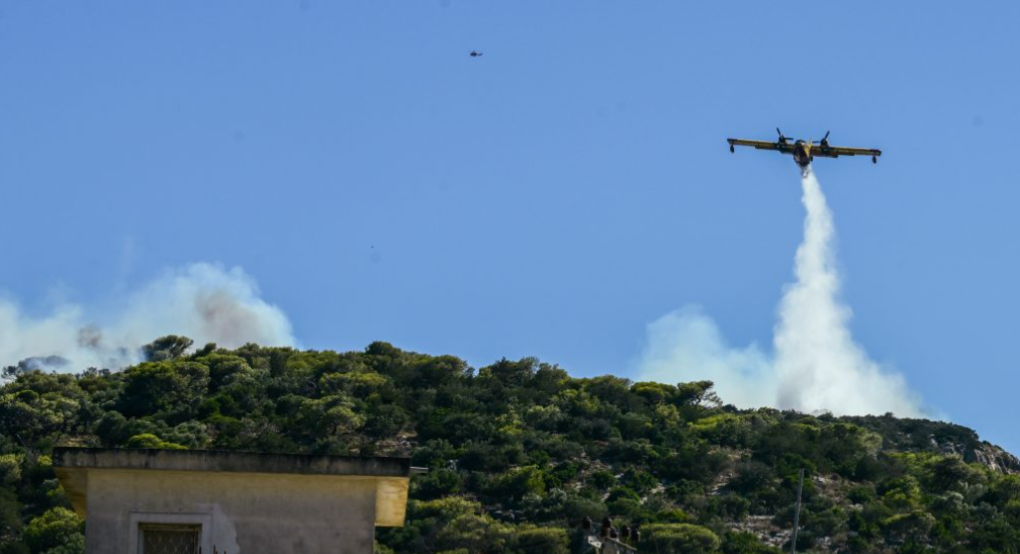 Φωτιά στο Πικέρμι: Κάηκαν σπίτια, 51 πολίτες απεγκλωβίστηκαν – Προς Σπάτα το πύρινο μέτωπο