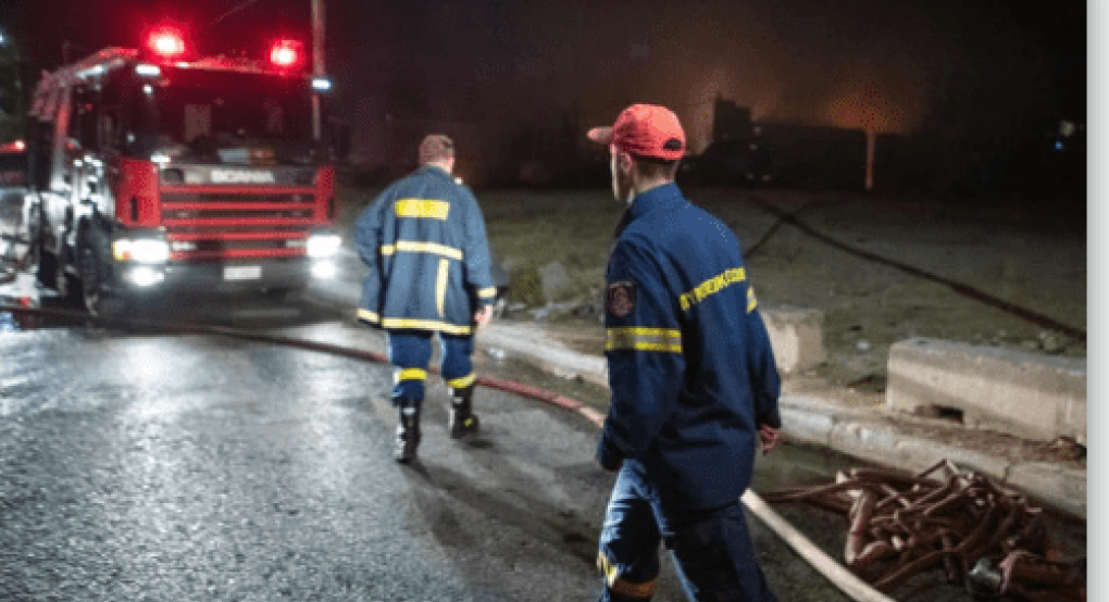Σίνδος Θεσσαλονίκης: Με βελτιωμένη εικόνα, αλλά καίει ακόμη η φωτιά σε εταιρεία ανακύκλωσης