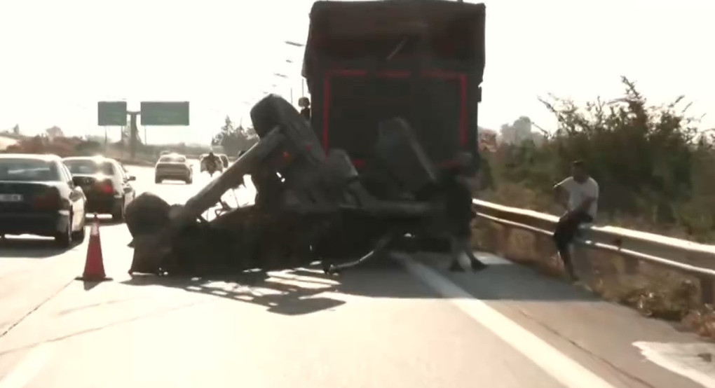 Θεσσαλονίκη: Συρόμενο “ξεκόλλησε” από νταλίκα και έπεσε πάνω σταματημένο ΙΧ μετά τα διόδια Μαλγάρων Θεσσαλονίκη: Συρόμενο “ξεκόλλησε” από νταλίκα και έπεσε πάνω σταματημένο ΙΧ μετά τα διόδια Μαλγάρων
