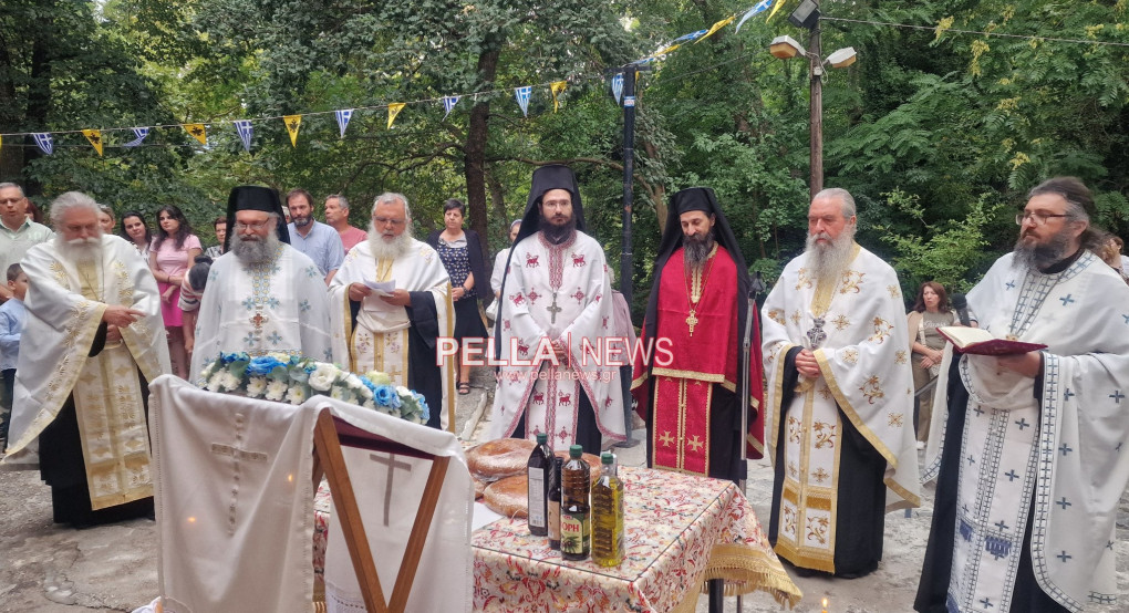 Λάμπρος Εσπερινός για την Μεταμόρφωση του Σωτήρος στην Έδεσσα – Μια κατανυκτική τελετή στο εκκλησάκι της Γαβαλιώτισσας Λάμπρος Εσπερινός για την Μεταμόρφωση του Σωτήρος στην Έδεσσα – Μια κατανυκτική τελετή στο εκκλησάκι της Γαβαλιώτισσας
