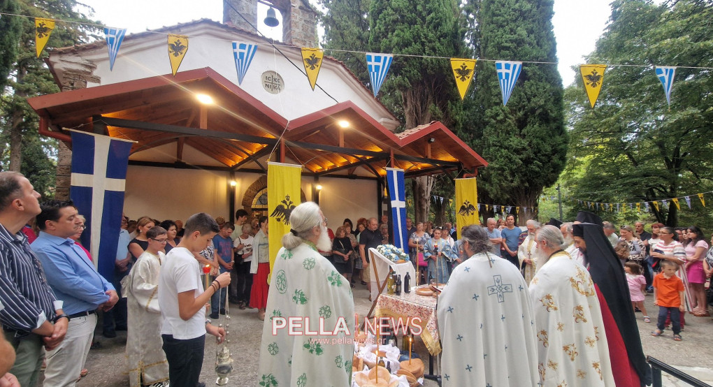 Λάμπρος Εσπερινός για την Μεταμόρφωση του Σωτήρος στην Έδεσσα – Μια κατανυκτική τελετή στο εκκλησάκι της Γαβαλιώτισσας Λάμπρος Εσπερινός για την Μεταμόρφωση του Σωτήρος στην Έδεσσα – Μια κατανυκτική τελετή στο εκκλησάκι της Γαβαλιώτισσας