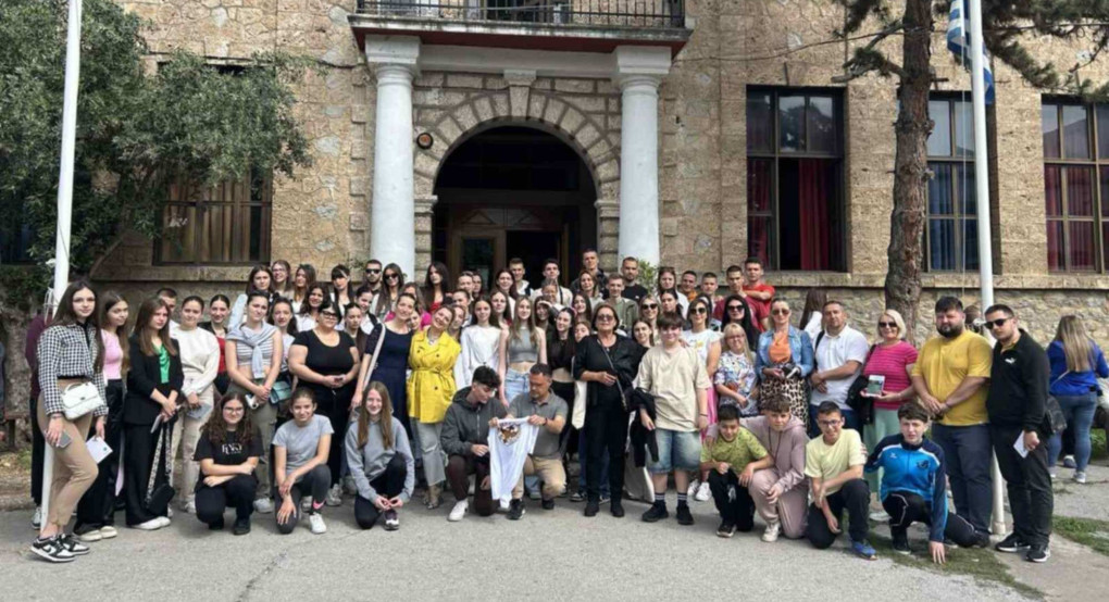 Επίσκεψη Καλλιτεχνικού και Πολιτιστικού Συλλόγου Μαυροβουνίου στον Δήμαρχο Νάουσας Επίσκεψη Καλλιτεχνικού και Πολιτιστικού Συλλόγου Μαυροβουνίου στον Δήμαρχο Νάουσας
