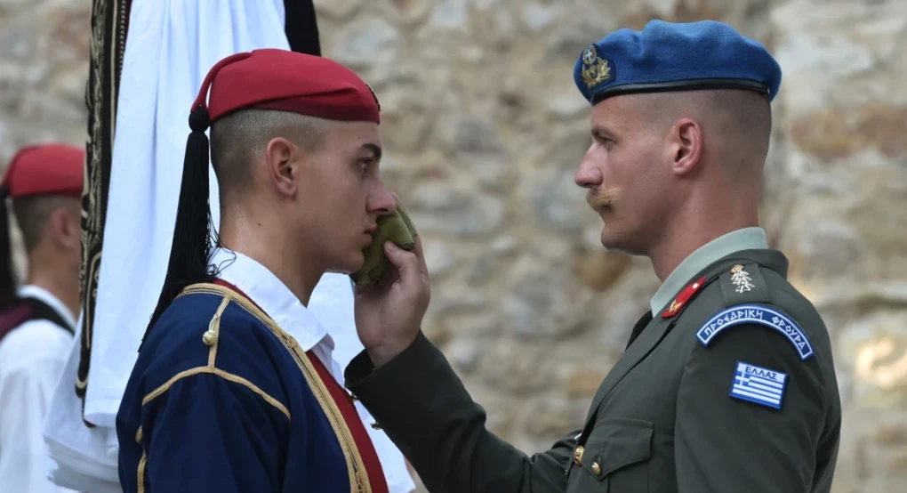 Ακίνητοι εν μέσω καύσωνα στο Προεδρικό Μέγαρο οι Εύζωνες - Τους σκούπιζαν τον ιδρώτα Ακίνητοι εν μέσω καύσωνα στο Προεδρικό Μέγαρο οι Εύζωνες - Τους σκούπιζαν τον ιδρώτα