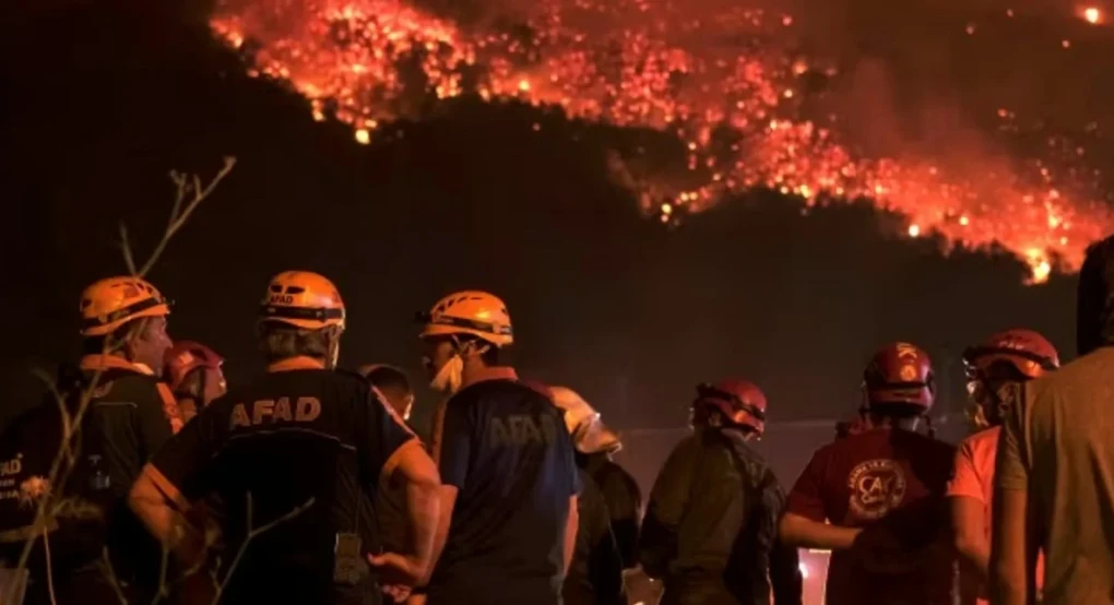 Τεράστιες φωτιές στην Τουρκία - 3.500 άτομα απομακρύνθηκαν από τα σπίτια τους στην 4η μεγαλύτερη πόλη Τεράστιες φωτιές στην Τουρκία - 3.500 άτομα απομακρύνθηκαν από τα σπίτια τους στην 4η μεγαλύτερη πόλη