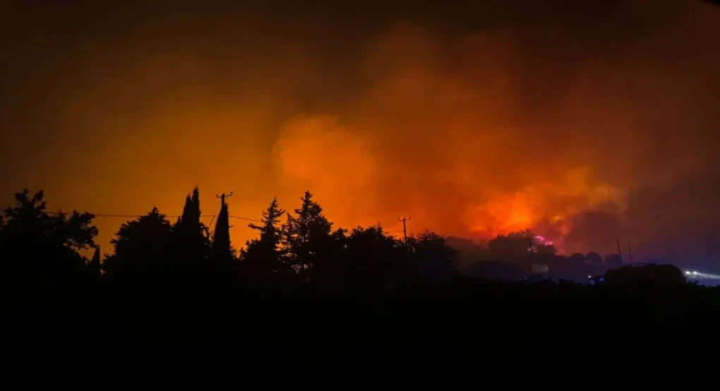 Πύρινη κόλαση στην Κύπρο -Δύο νεκροί στη Λεμεσό, κάηκαν σπίτια -Συνεχείς εκκενώσεις Πύρινη κόλαση στην Κύπρο -Δύο νεκροί στη Λεμεσό, κάηκαν σπίτια -Συνεχείς εκκενώσεις