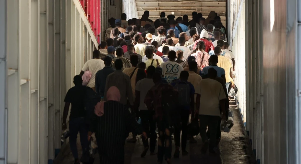 Οι Ένοπλες Δυνάμεις αναλαμβάνουν την κατασκευή των κλειστών κέντρων για τους Λίβυους μετανάστες στην Κρήτη Οι Ένοπλες Δυνάμεις αναλαμβάνουν την κατασκευή των κλειστών κέντρων για τους Λίβυους μετανάστες στην Κρήτη