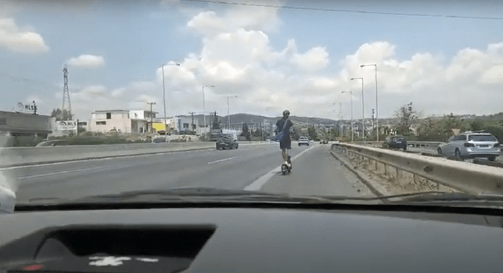 Απίστευτο! Με πατίνι και τέρμα τα γκάζια στην εθνική οδό (video)