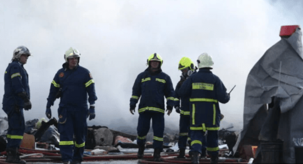 Φωτιά στο Μενίδι κοντά σε σπίτια Φωτιά στο Μενίδι κοντά σε σπίτια