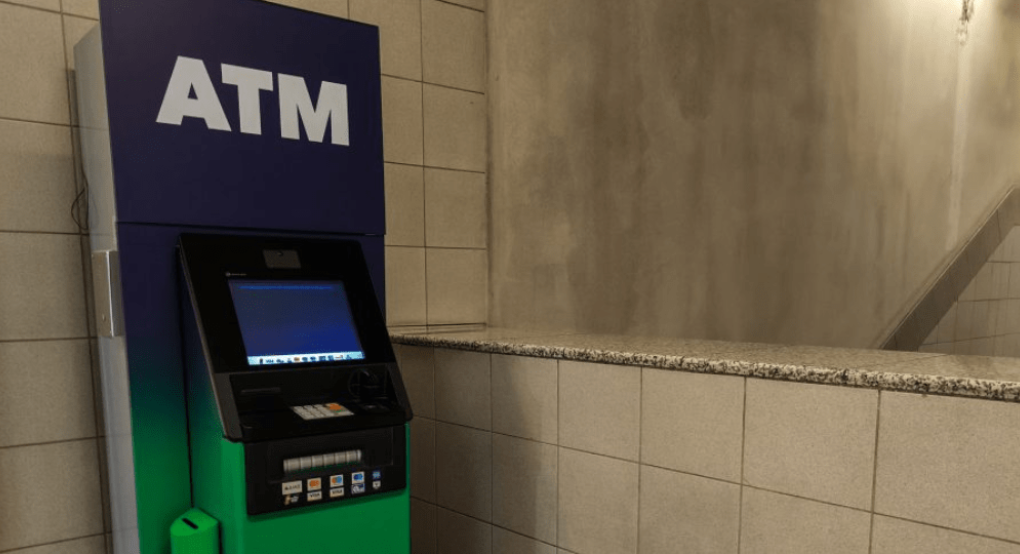 Χρεώσεις στα ΑΤΜ: Επίθεση ΣΥΡΙΖΑ κατά κυβέρνησης – «Μεγάλη ντροπή»