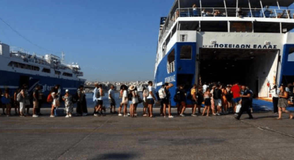 Κάρπαθος: Αναστάτωση επικράτησε στο λιμάνι - Επιβάτης έπεσε στη θάλασσα κατά τον κατάπλου πλοίου Κάρπαθος: Αναστάτωση επικράτησε στο λιμάνι - Επιβάτης έπεσε στη θάλασσα κατά τον κατάπλου πλοίου