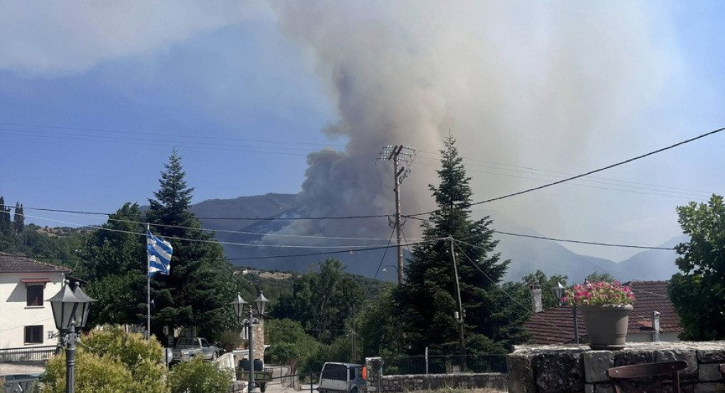 Αναζωπύρωση της φωτιάς στο Μαυροβούνι Φενεού, μήνυμα 112 για εκκένωση σε τρεις οικισμούς - 340 πυροσβέστες και 21 εναέρια στο σημείο