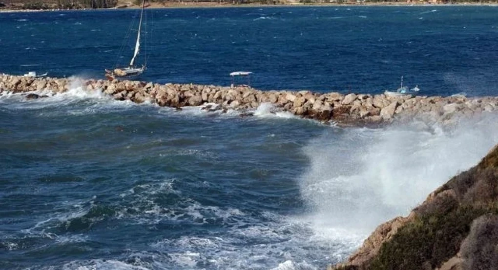 Καιρός: Επιμένουν οι ισχυροί άνεμοι – Πού θα έχει 7 μποφόρ