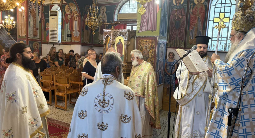 Αρχιερατική θεία λειτουργία στη Φούστανη Αρχιερατική θεία λειτουργία στη Φούστανη