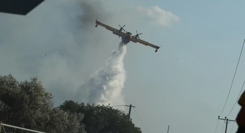 Πύρινη κόλαση στην Ανατολική Αττική: Συνεχίζεται η μάχη με τις φλόγες - Ξεκίνησαν οι εναέριες ρίψεις, κάηκαν σπίτια, ήχησε τα ξημερώματα το 112