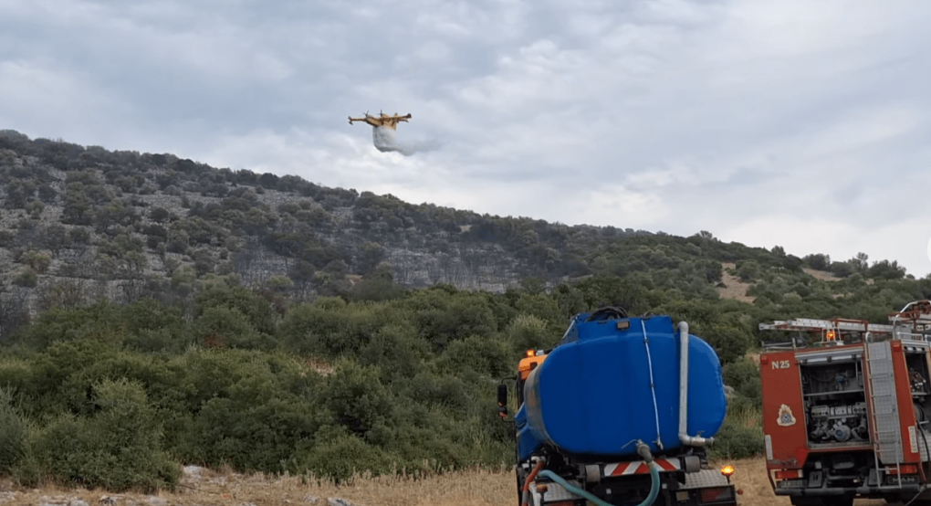 Φωτιά στην Αραβησσό: Μάχη με τις φλόγες σε πετρώδες και δύσβατο βουνό