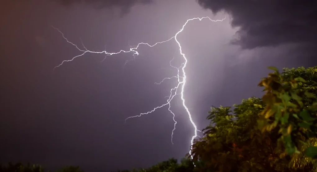 Πρόβλεψη για καταιγίδες με κεραυνούς από το μεσημέρι, ποιες περιοχές αναμένεται να επηρεαστούν