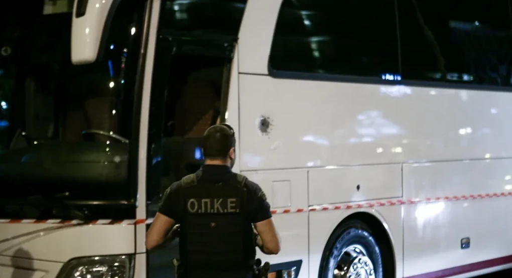 Θεσσαλονίκη: Ανήλικοι επιτέθηκαν με πέτρες σε τουριστικό λεωφορείο – Έσπασαν τζάμια, τραυματίστηκαν τρία άτομα