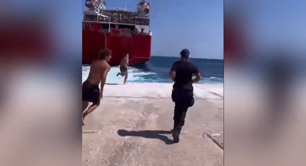 Λιμενικοί κυνηγούν «απονεριστές» στη Σίκινο που πέφτουν στη θάλασσα την ώρα που φεύγει το πλοίο