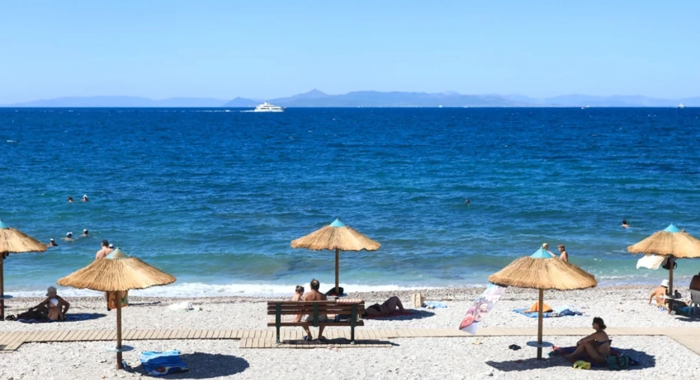 MyCoast: «Σύννεφο» οι καταγγελίες για καταλήψεις, ναυαγοσώστες και παρανομίες σε παραλίες - Οι πρωταθλητές της αυθαιρεσίας