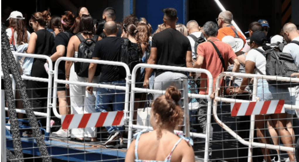 Γεμάτα αναχωρούν τα πλοία από τη Θεσσαλονίκη για Σποράδες και νησιά του Αιγαίου Γεμάτα αναχωρούν τα πλοία από τη Θεσσαλονίκη για Σποράδες και νησιά του Αιγαίου