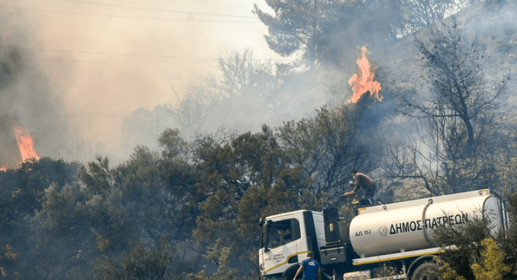 Τιτάνια μάχη της Πυροσβεστικής στα πύρινα μέτωπα – Νέο 112 για εκκένωση προαστίων της Πάτρας