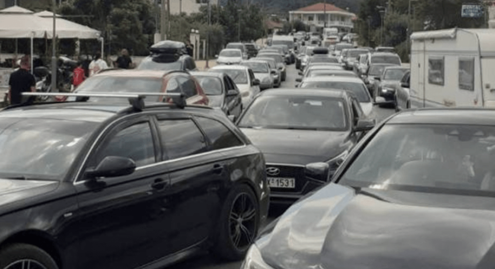 Κυκλοφοριακό κομφούζιο στο λιμάνι της Θάσου από εκδρομείς του Δεκαπενταύγουστου