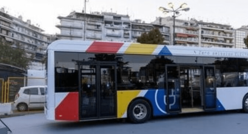 Θεσσαλονίκη: Έσπασε προστατευτικό τζάμι αστικού λεωφορείου στα ΚΤΕΛ – Με εκδορές δυο άτομα Θεσσαλονίκη: Έσπασε προστατευτικό τζάμι αστικού λεωφορείου στα ΚΤΕΛ – Με εκδορές δυο άτομα