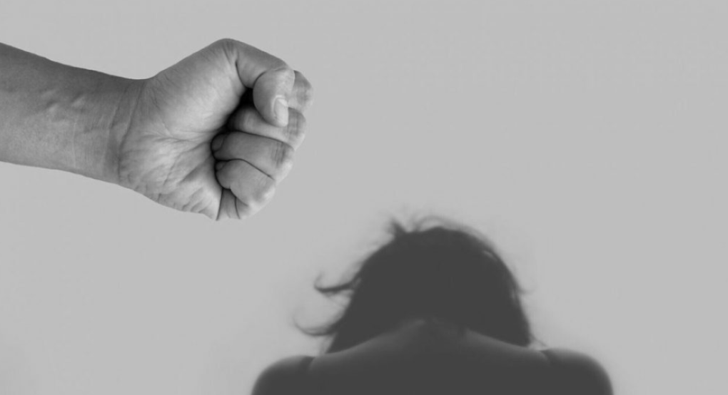 Για απόπειρα ανθρωποκτονίας κατηγορείται ο 33χρονος που ξυλοκόπησε την πρώην σύντροφό του στη Χίο Για απόπειρα ανθρωποκτονίας κατηγορείται ο 33χρονος που ξυλοκόπησε την πρώην σύντροφό του στη Χίο