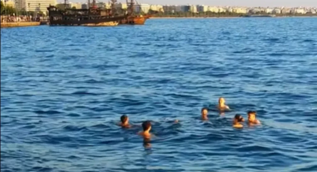 Θεσσαλονίκη: Παρέα νεαρών βούτηξε στον Θερμαϊκό και άφησε άφωνους τους περαστικούς