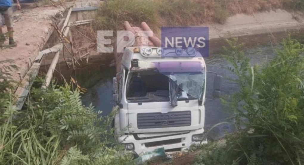 Σέρρες: Βυτιοφόρο έπεσε σε αρδευτικό κανάλι στην εθνική οδό προς Νιγρίτα - Πυροσβέστες απεγκλώβισαν τον οδηγό