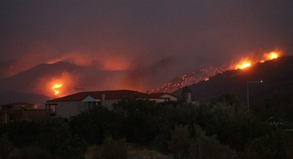 Μάχη με τις φλόγες στην Αν. Αττική - Ενισχύθηκαν οι πυροσβεστικές δυνάμεις Μάχη με τις φλόγες στην Αν. Αττική - Ενισχύθηκαν οι πυροσβεστικές δυνάμεις