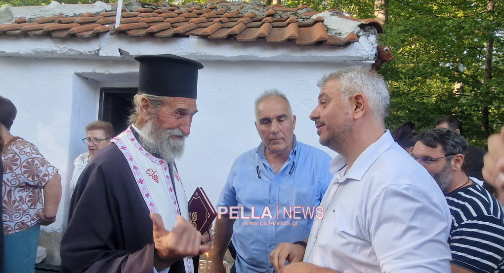 Ο Δήμαρχος Αλμωπίας Νίκος Παρούτογλου στο εξωκλήσι του Αη Γιάννη στην Τζένα Ο Δήμαρχος Αλμωπίας Νίκος Παρούτογλου στο εξωκλήσι του Αη Γιάννη στην Τζένα