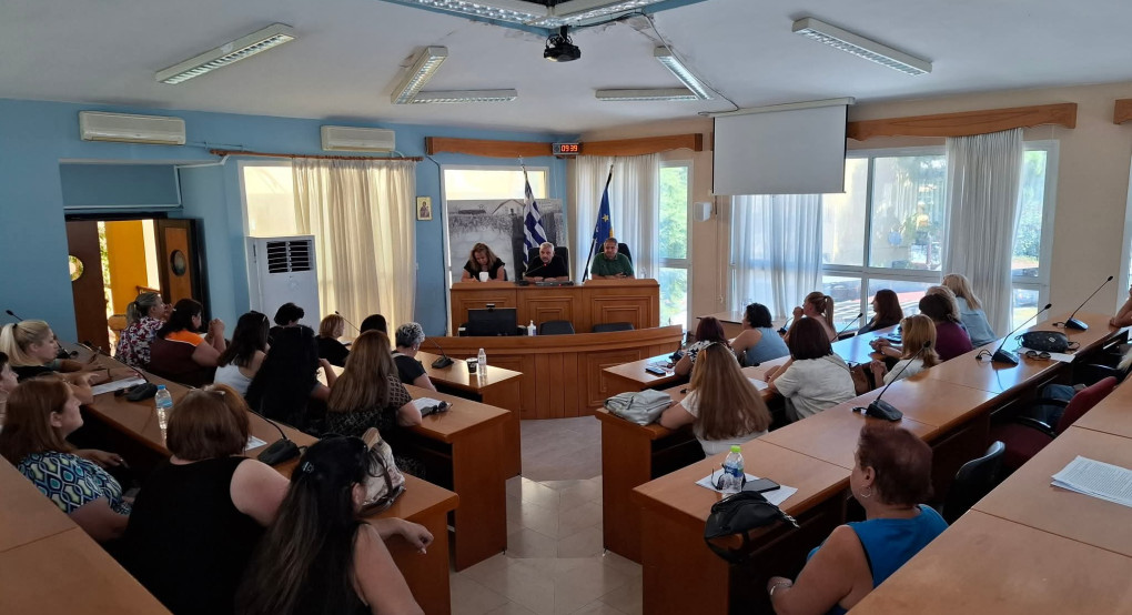 Συνάντηση με το προσωπικό ΙΔΟΧ καθαριότητας των σχολικών μονάδων του Δήμου Αλμωπίας Συνάντηση με το προσωπικό ΙΔΟΧ καθαριότητας των σχολικών μονάδων του Δήμου Αλμωπίας