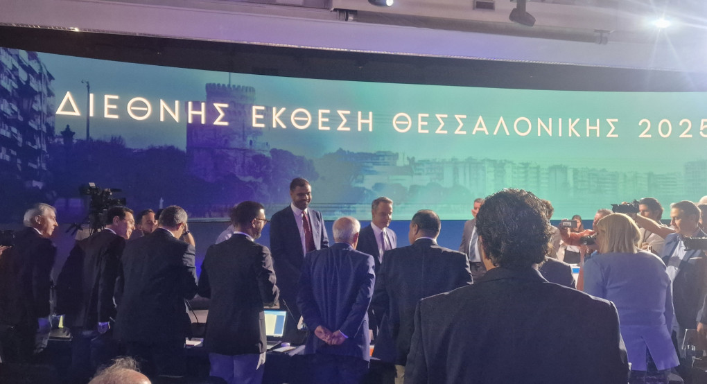 Έφτασε ο πρωθυπουργός στη συνέντευξη Τύπου Έφτασε ο πρωθυπουργός στη συνέντευξη Τύπου