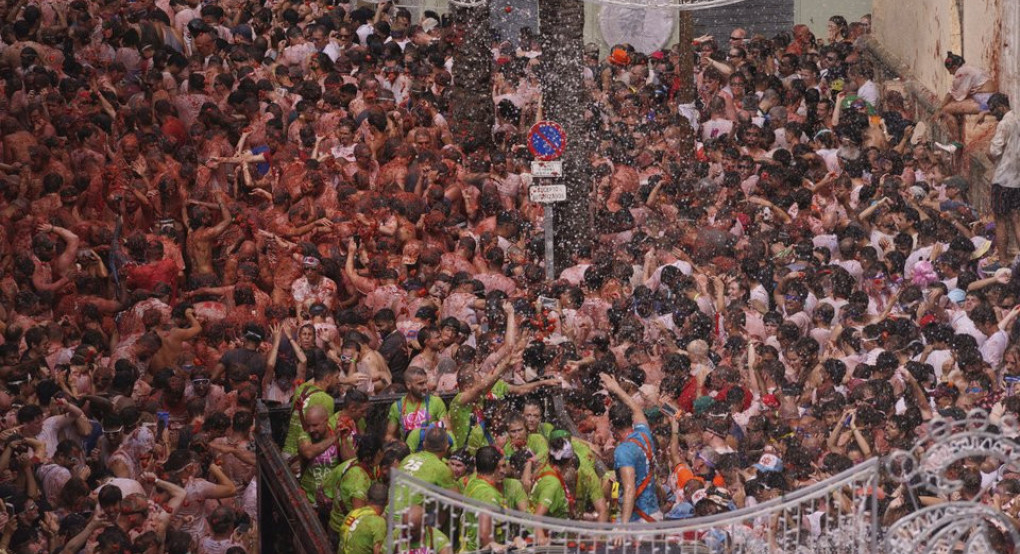 La Tomatina: Τρελός πόλεμος ντομάτας στην Ισπανία - 22.000 άτομα, 120.000 κιλά ντομάτες La Tomatina: Τρελός πόλεμος ντομάτας στην Ισπανία - 22.000 άτομα, 120.000 κιλά ντομάτες
