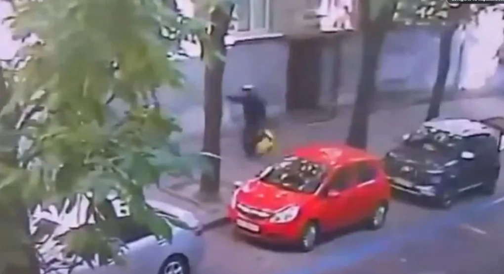 Η στιγμή της δολοφονίας του πρώην προέδρου του ουκρανικού κοινοβουλίου από δήθεν ντελιβερά στο Λβιβ Η στιγμή της δολοφονίας του πρώην προέδρου του ουκρανικού κοινοβουλίου από δήθεν ντελιβερά στο Λβιβ