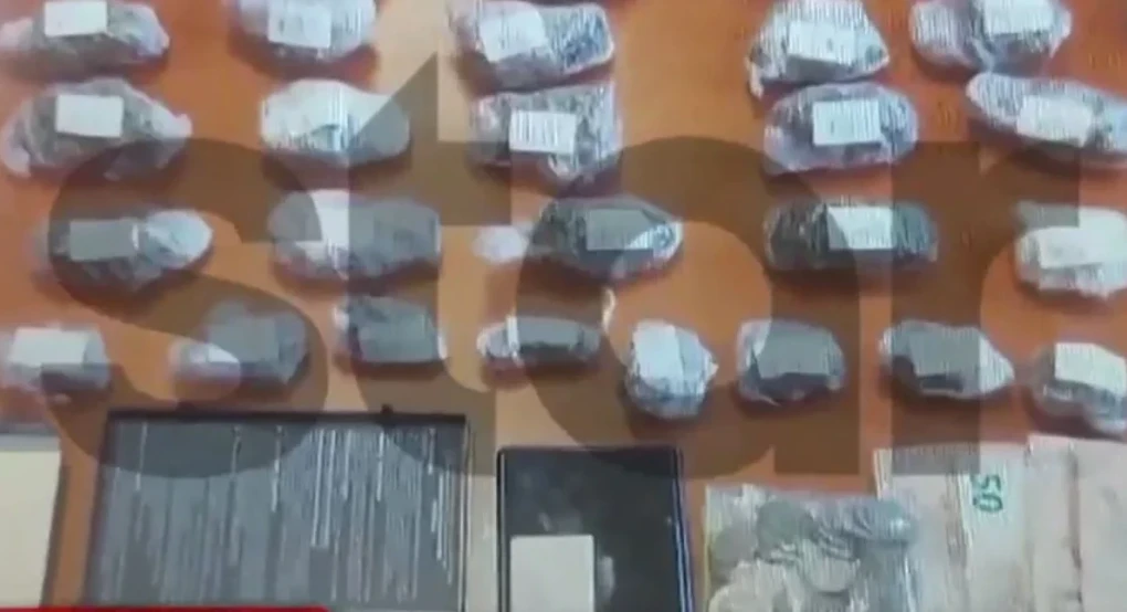Ταχυδρόμος δούλευε σε ψητοπωλείο και έκανε ντελίβερι σουβλάκια μαζί με... ναρκωτικά