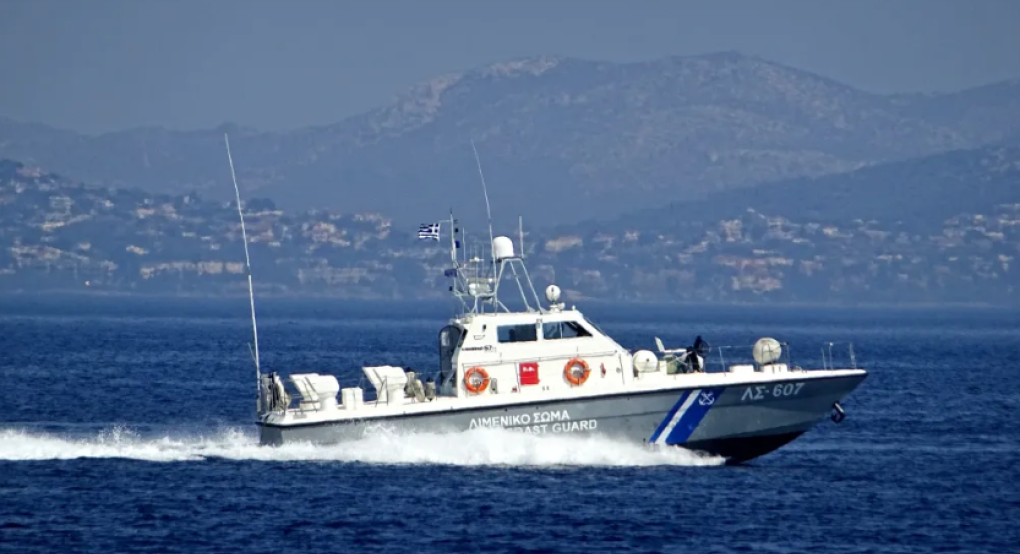 Κρατούμενος το έσκασε από πλοίο - Βούτηξε στη θάλασσα και το λιμενικό τον ψάχνει Κρατούμενος το έσκασε από πλοίο - Βούτηξε στη θάλασσα και το λιμενικό τον ψάχνει
