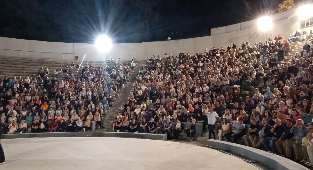 Γιαννιτσά: Κοσμοπλημμύρα για τα "100 χρόνια Μίκης Θεοδωράκης"!